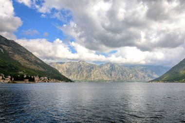 Kotor Körfezi deniz manzarası ve dağlar. Karadağ