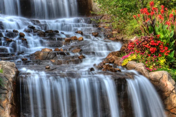 Cachoeira sedosa em alta faixa dinâmica — Fotografia de Stock