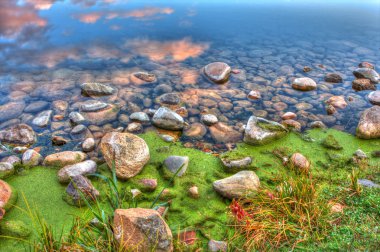 Nehir kenarı taş HDR