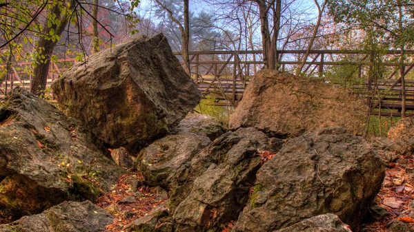 Rotsen en Bridge in Hdr Fall kleuren. — Stockfoto