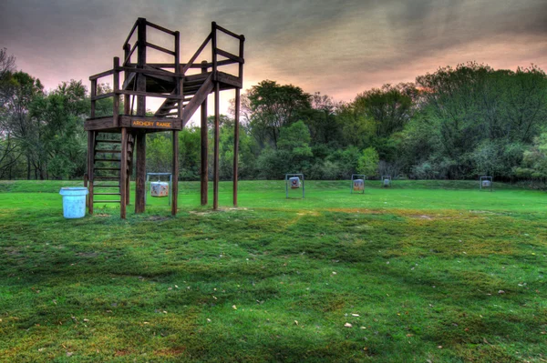 Campo de tiro con arco en un parque en alto rango dinámico en focos suaves —  Fotos de Stock