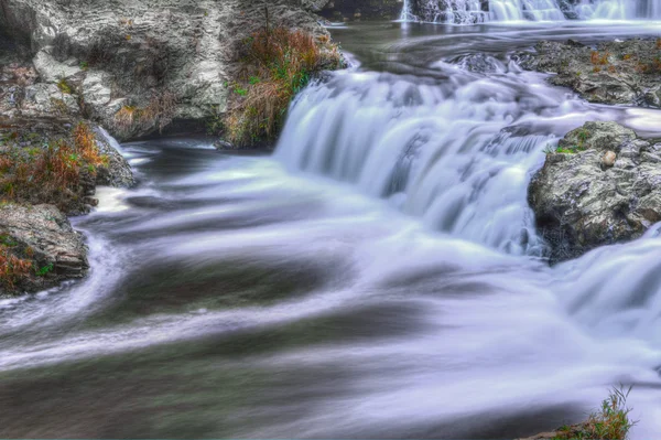 Colorida cascada escénica en HDR — Foto de Stock