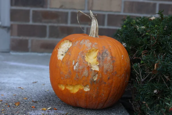 Skrämmande pumpa ansikte carving — Stockfoto