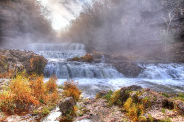 Farverige naturskønne vandfald i HDR - Stock-foto