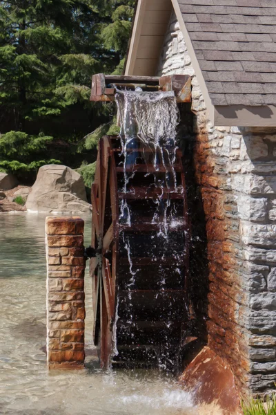 Wasserrad in Bewegung — Stockfoto