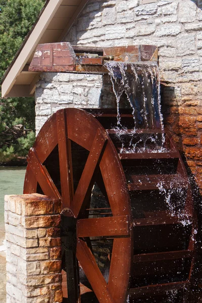 Rueda de agua en movimiento — Foto de Stock