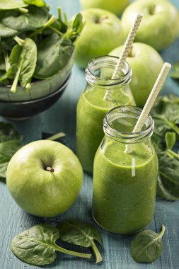 Ispanak ve elma ile yeşil smoothie