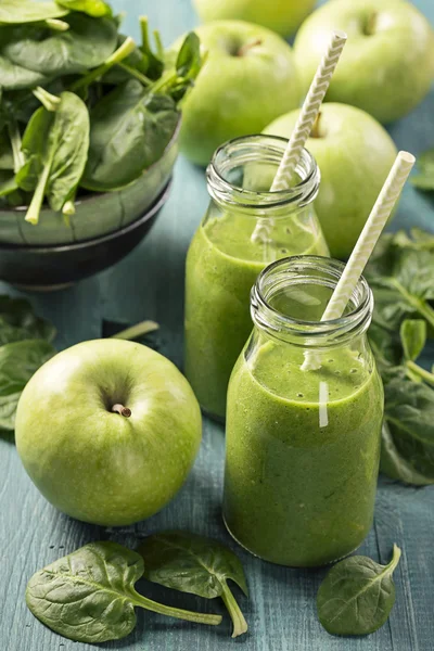 Ispanak ve elma ile yeşil smoothie