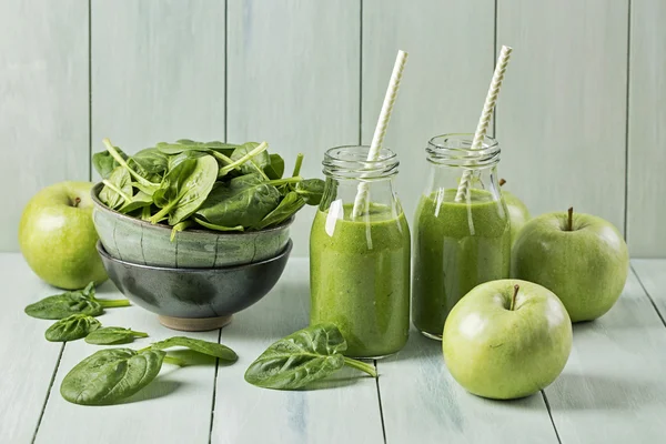 Smoothie verde com espinafre e maçãs — Fotografia de Stock