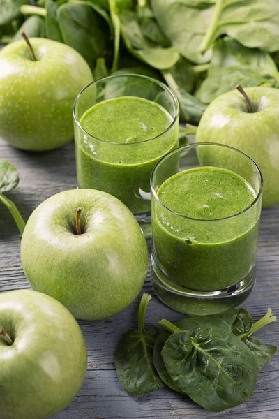Smoothie verde com espinafre e maçãs — Fotografia de Stock