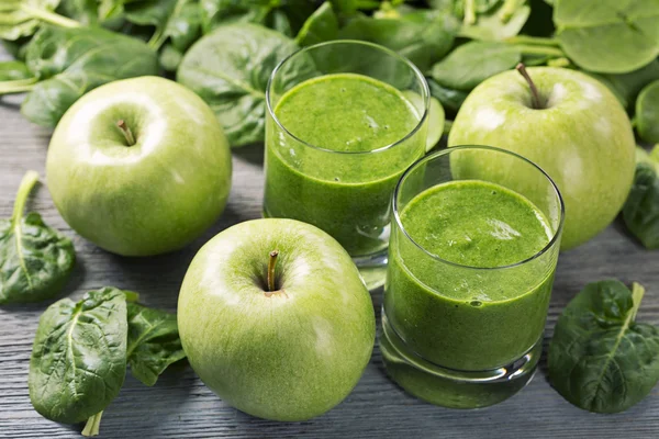Зелений смузі зі шпинатом і яблуками — стокове фото