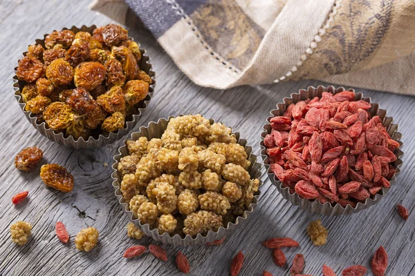 Getrocknete Maulbeeren, Physalien und Goji-Beeren — Stockfoto