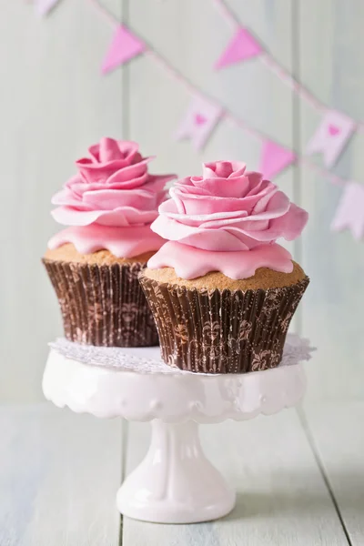 Two cupcakes with flowers — Stock Photo, Image