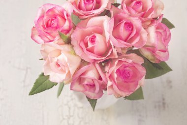 Vazoda pembe güller