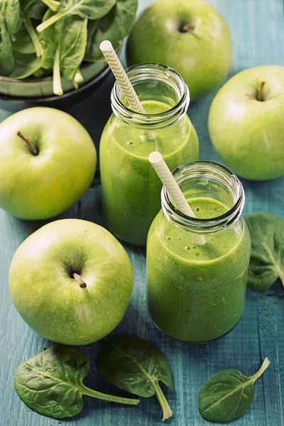Batido verde con espinacas y manzanas —  Fotos de Stock