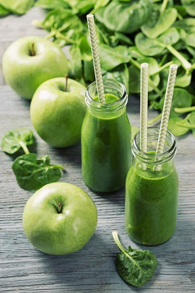 Groene smoothie met spinazie en appels — Stockfoto