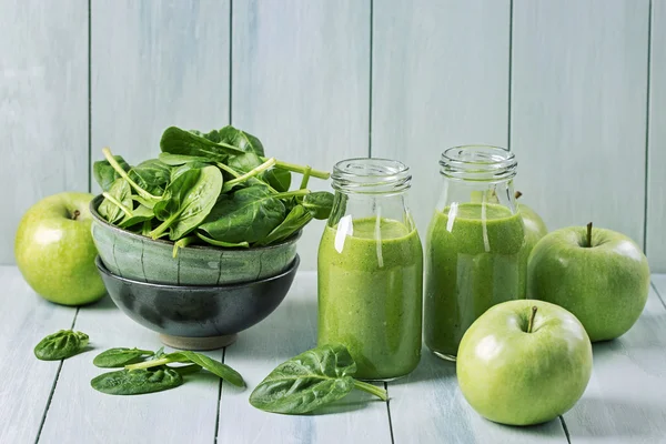 Зеленый смузи со шпинатом — стоковое фото