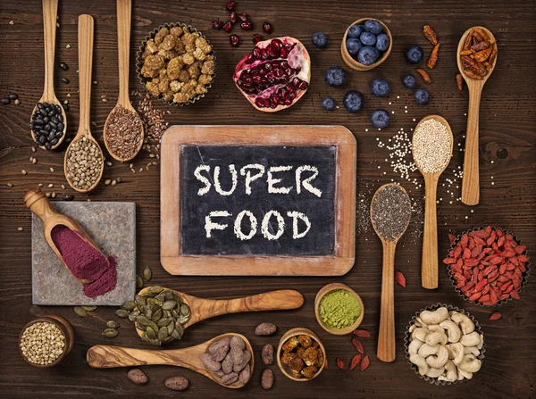 Superfood in Löffeln und Schüsseln — Stockfoto