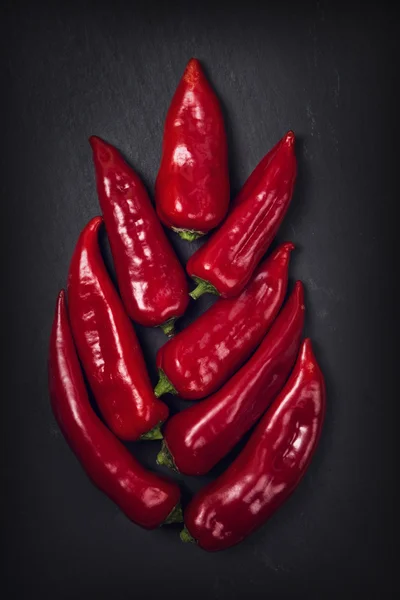 Röd paprika på en svart — Stockfoto