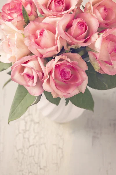 Roses roses dans un vase — Photo