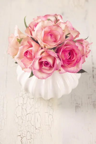 Roze rozen in een vaas — Stockfoto