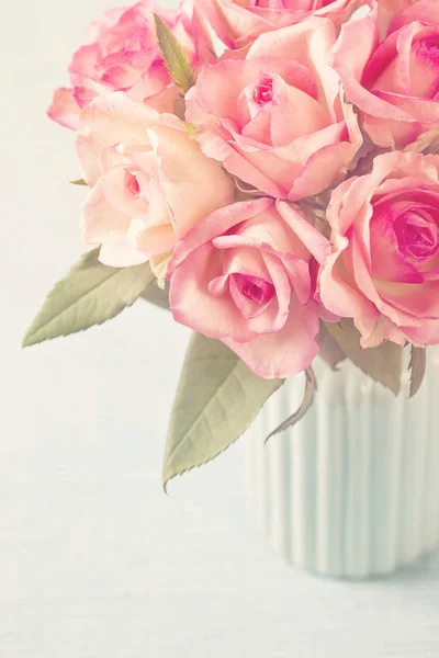 Ροζ τριαντάφυλλα σε βάζο — Φωτογραφία Αρχείου