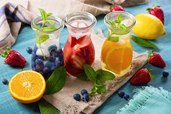 Summer fruit drinks — Stock Photo, Image