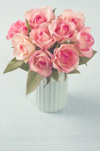 Roses roses dans un vase — Photo