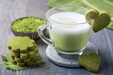 Matcha yeşil çay kahve ve kurabiye