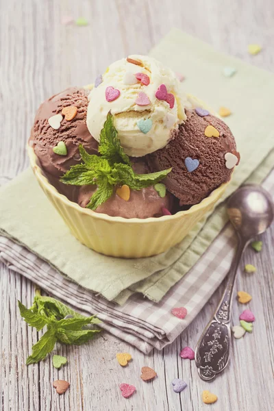 Chocolate and vanilla ice cream — Stock Photo, Image