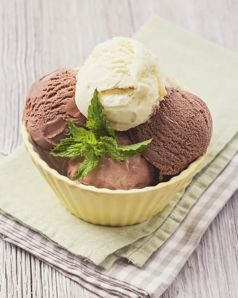 шоколадное мороженое. шарик шоколадного мороженого. ванильное мороженое. мороженое ваниль и шоколад. шоколадное мороженое.