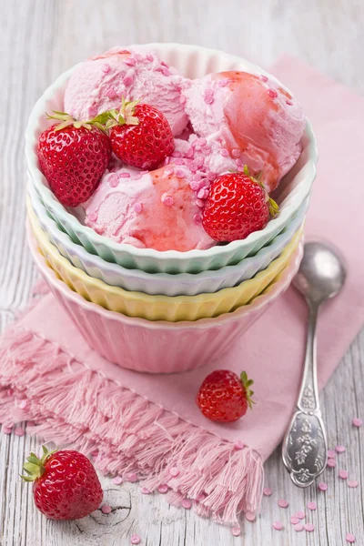 Клубничное мороженое — стоковое фото