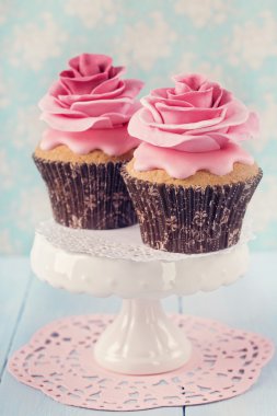 Çiçek ile iki cupcakes