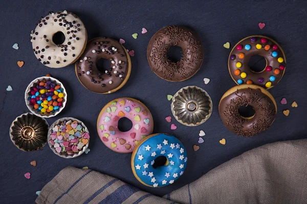 Donuts caseiros de cobertura — Fotografia de Stock