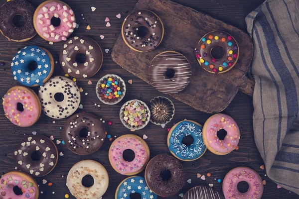 Donuts em um fundo de madeira — Fotografia de Stock