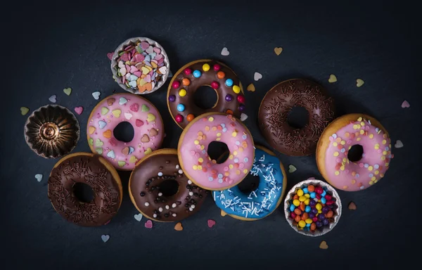 Donuts em um fundo de madeira — Fotografia de Stock