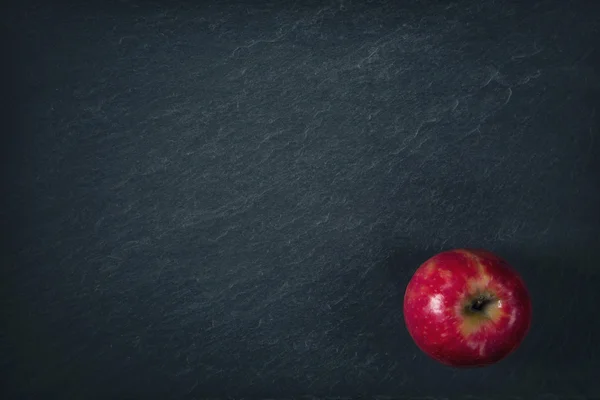 Červené jablko na černém pozadí — Stock fotografie