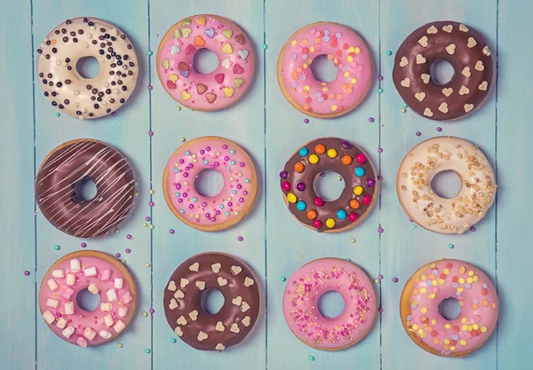 Donuts auf einem hölzernen Hintergrund — Stockfoto