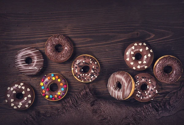 Donuts em um fundo de madeira — Fotografia de Stock