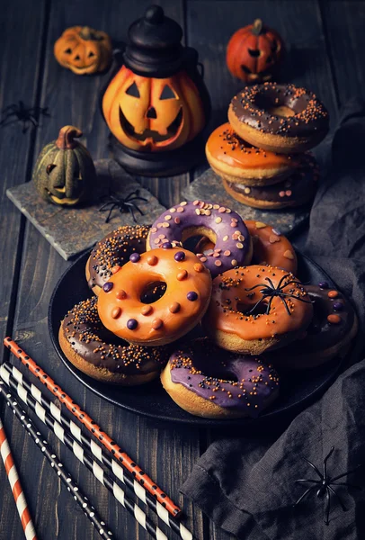 Хэллоуин пончики для вечеринки — стоковое фото
