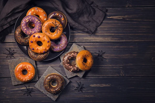 Donuts d'Halloween sur un fond en bois sombre — Photo