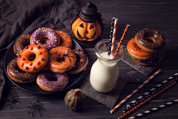 Donuts de Halloween sobre un fondo de madera oscura — Foto de Stock