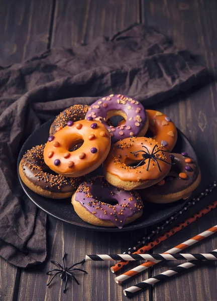 Donuts de Halloween sobre un fondo de madera oscura — Foto de Stock