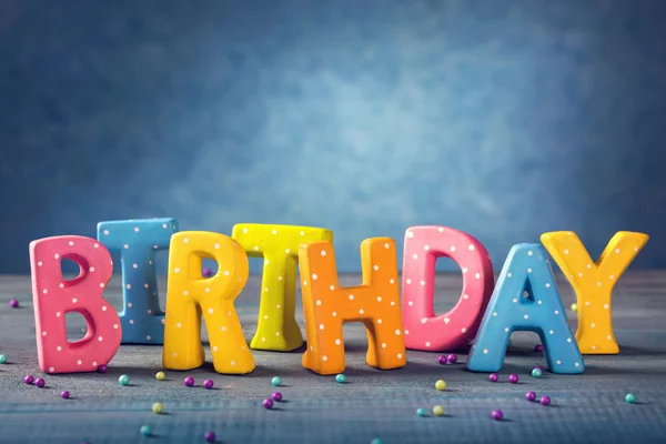 Цветные письма ко дню рождения — стоковое фото