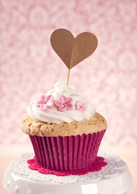 Bir cakepick ile cupcake