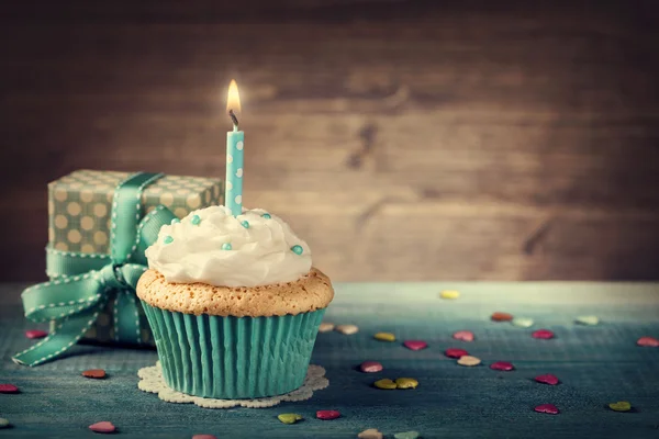 Cupcake con vela de cumpleaños — Foto de Stock