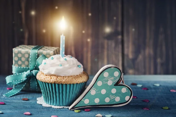 Cupcake con vela de cumpleaños —  Fotos de Stock