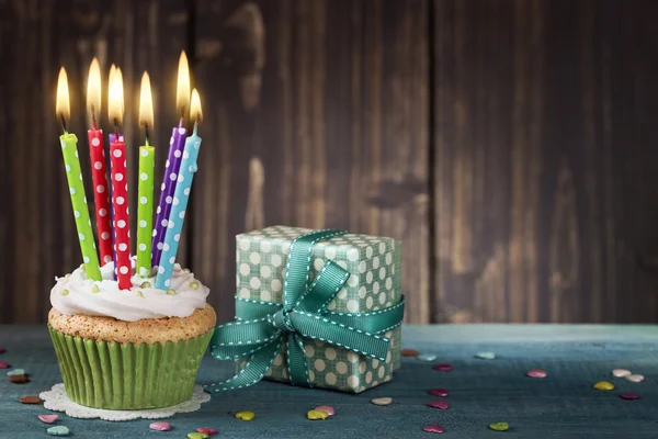 Cupcake com velas de aniversário — Fotografia de Stock