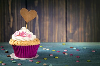 Bir cakepick ile cupcake