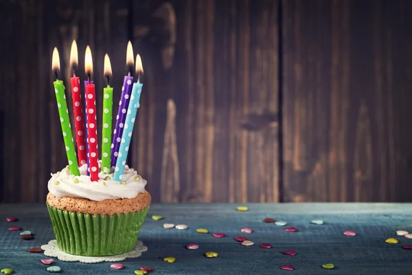 Cupcake com vela de aniversário — Fotografia de Stock